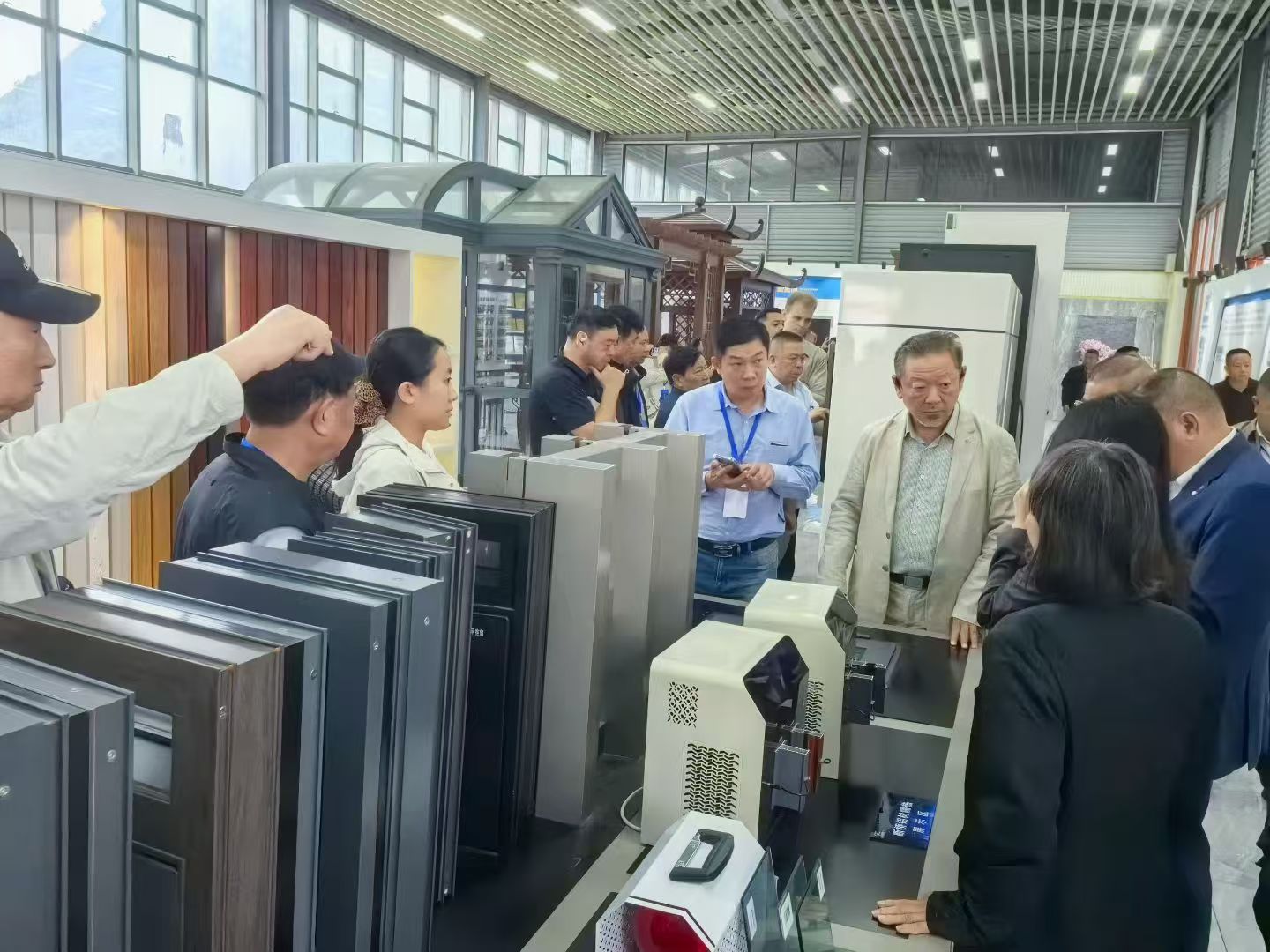 僑連五洲&middot;聚力貴州——10月15日，貴州省僑聯(lián)黨組書(shū)記，主席李立、貴州省僑聯(lián)副主席楊黔生帶隊(duì)，200家海外僑胞企業(yè)家到貴州貴材考察指導(dǎo)